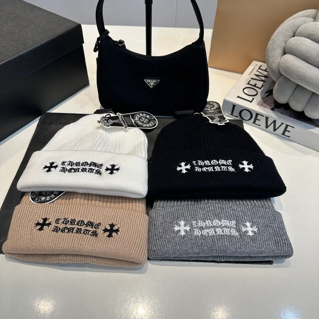 P46 Crow Heart Autumn and Winter Wool Knitted Beanie This must be a favorite of minimalism. It is clean, neat, fashionable and versatile, and will definitely not be picky about your face shape! A fashionable classic that lasts forever! Fashionable black and white can be purchased together!